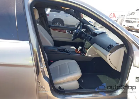 2011 Mercedes-Benz C 300 z USA, uszkodzony, nr VIN WDDGF5EB4BF635782